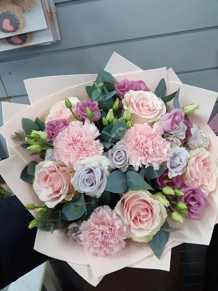 Букет цветов из: Розы, Гвоздики и Лизиантусы в Воровсколесской